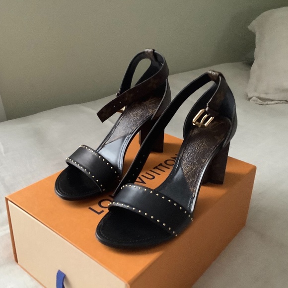 Beautiful never worn limited edition sandals - Picture 1 of 9